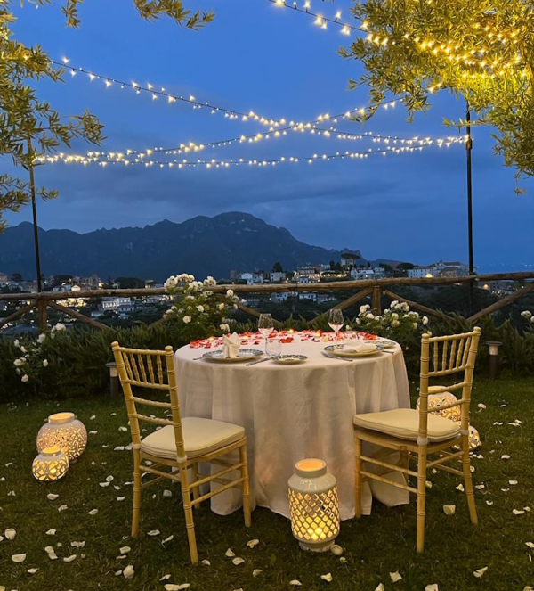 Tavolo per cena romantica con candele e vista panoramica sulla Costiera Amalfitana