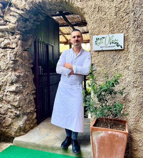 Chef del Ristorante Gli Ulivi all’ingresso della struttura per un’esperienza Chef’s Table esclusiva in Costiera Amalfitana