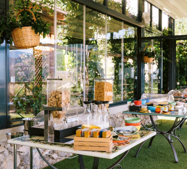 Colazione gourmet con ampia selezione dolce e salata in ambiente luminoso per un’esperienza esclusiva