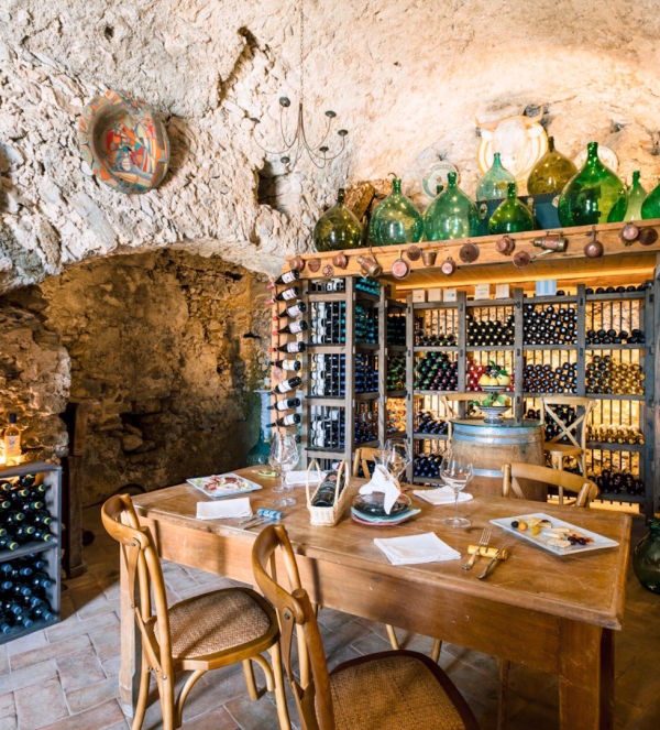 Degustazione vini privata in cantina in Costiera Amalfitana con tavolo riservato, vini selezionati e atmosfera elegante