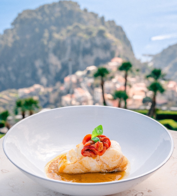 Piatto gourmet con vista sulla Costiera Amalfitana durante un’esperienza Chef’s Table al Ristorante Gli Ulivi